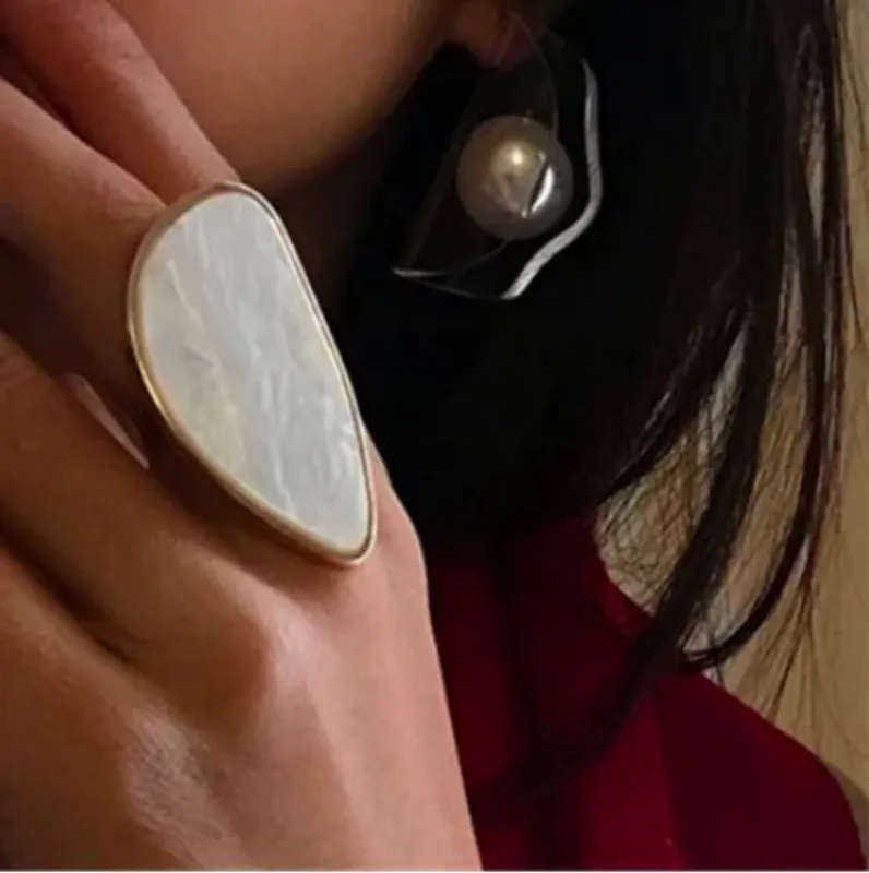 Oversized ring – Gullbelagt med hvit sten